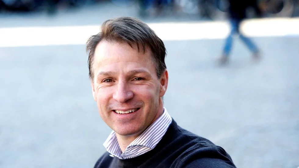 Numera tv-expert Mike Helber ser ut att fortsätta i tv-rutan ett tag till. Ett nytt tvåårskontrakt med Cmore är påskrivet.
