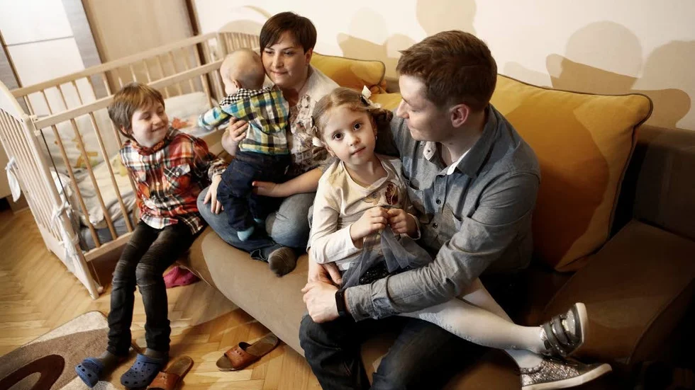 En ung barnfamilj i Polen.
Karol, Franek, Anna, Hanna och Bartek samlade i vardagsrummet.