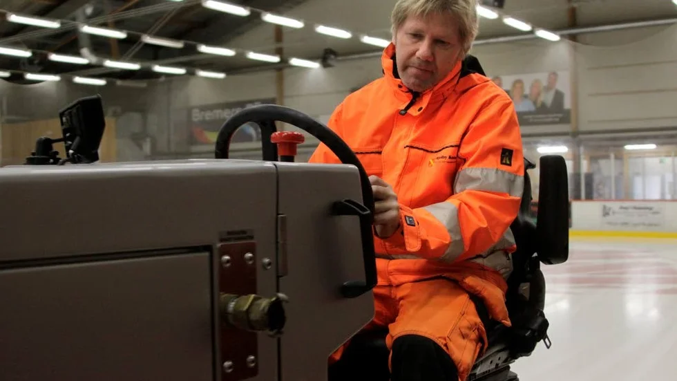 Ny is. Fredrik Lind är igång igen och preparerar isen i hallen i Mjölby efter ströavbrottet i fredags som gjorde att kylanläggningen gick sönder.