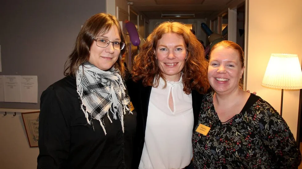 Gruppledare Carin Gustafsson omgiven av socialrådgivarna Cecilia Cras, till höger, och Jessica Strömberg. Trion ingår i arbetsstyrkan i Lambohov.