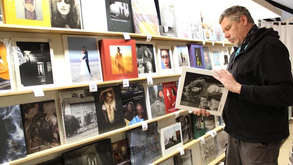 Böcker. Nevabooks har sålt fotoböcker i den nuvarande lokalen sedan 2012.