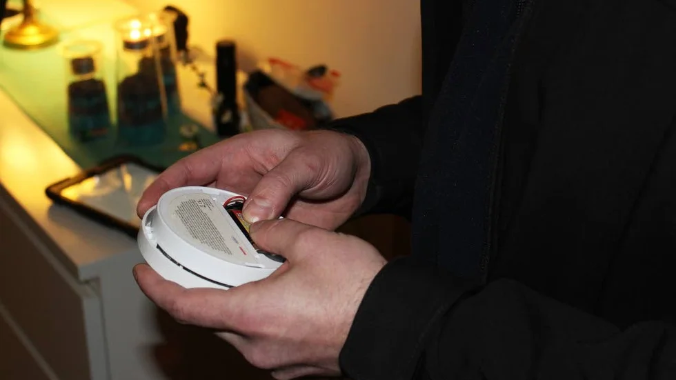"Kontrollera batterierna i brandvarnaren ska man göra flera gånger per år", säger Conny Qwarforth, vakthavande befäl på RC Nord. 