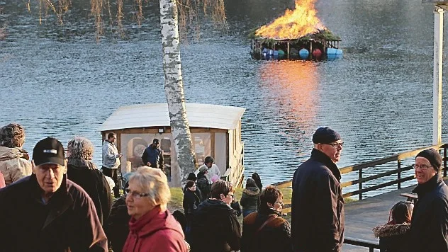 Brasan på flottan tändes.