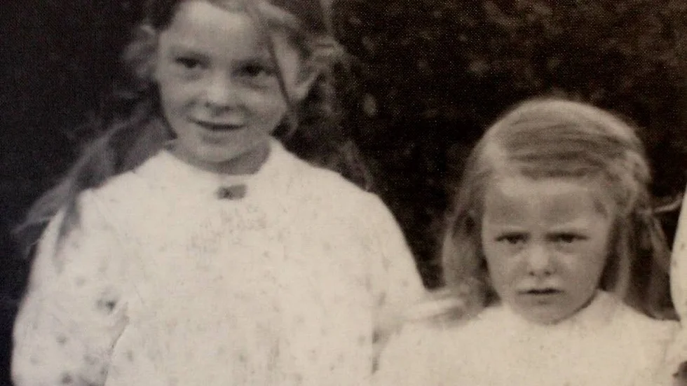 Systrarna. Så här såg Gertrud och Ingrid Johansson ut, innan de gifte som med bröderna Cato och fick de barn som blev Annelies och Anettes mammor.