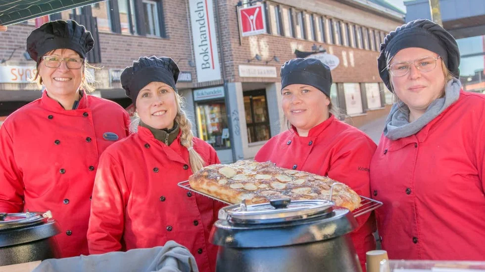 Lokal lunch. Från vänster i bild syns Marie-Louise Nydahl, måltidschef, Camilla Svedberg Grill, måltidsspecialist, Kim Classon, måltidsspecialist och kocken Madelene Alf – alla från kommunens måltidsservice. "Följ oss på instagram, vi vill ha fler följare", tipsar måltidschefen (kontot finns på instagram.com/mjolbymaltidsservice).