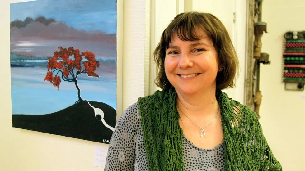 Ulla Mårelius med sin målning "Hope". "En krabat som kurar i en grop medan kamraten sitter i trädet", förklarar hon.
