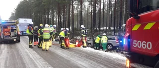 Kvinna förd med ambulans till sjukhus efter krock med träd