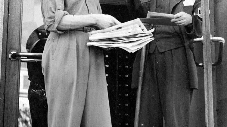 Välkänd. Ernst Wedelin i samspråk med Carl Sundqvist, kontorist vid Karleby tegelbruk en dag 1949. Herrarna står vid entrén till dåvarande postkontoret i Kisa.