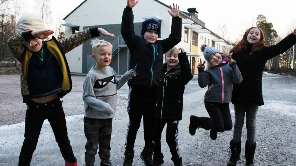 Kvinnebyskolan. Caesar, Oscar, Tim, Olle, Amanda och Amanda tycker att det är kul och spännande en ny skola.