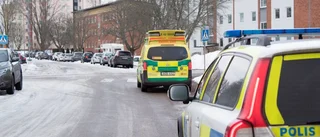 Person blev klämd mellan bil och vägg