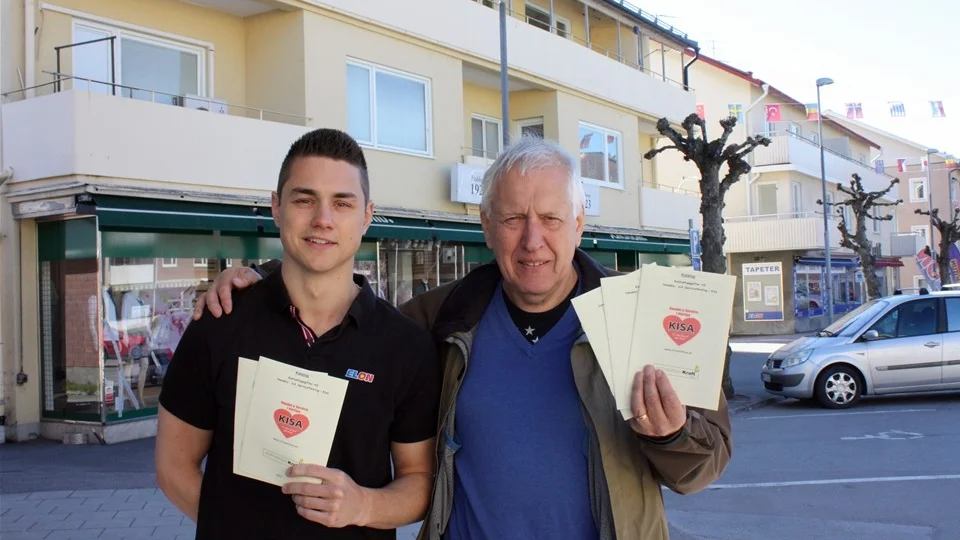 Lukas Lindberg och Bruno Larsson med sjätte upplagan av Kisa Handels- och servicekatalog. Foto: Lars-Göran Bexell