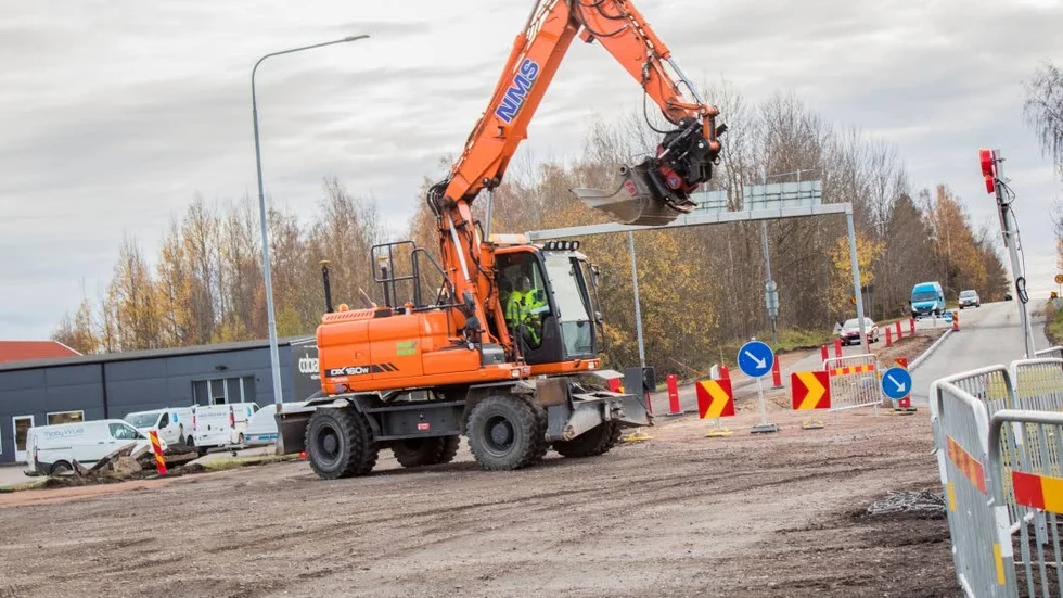 Maj 2018. Då ska den nya cirkulationsplatsen vara klar – just nu råder full aktivitet på området.