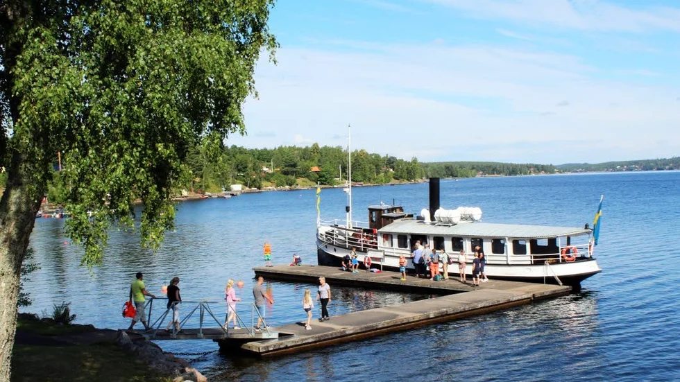 S/S Boxholm II. Trafiken är allvarligt hotad om rederiets anställningsplan inte går i lås.