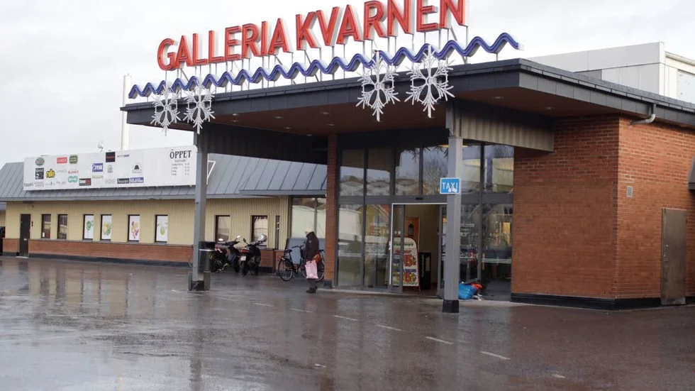 Handlarna i Mjölby centrum är missnöjda med ägaren till Galleria Kvarnen och vill att kommunen agerar för att den tas över av en lokal aktör. En protestlista med representanter för 32 butiker har lämnats in.
