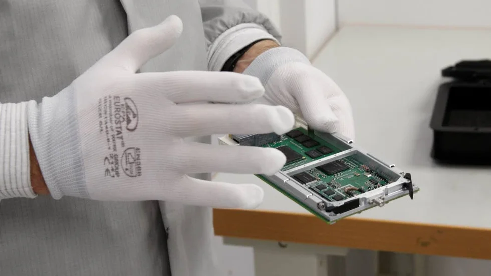 Packar. Utöver att kunna packa lasten har Ruag även elektroniken som får sateliten att fungera i rymden.
