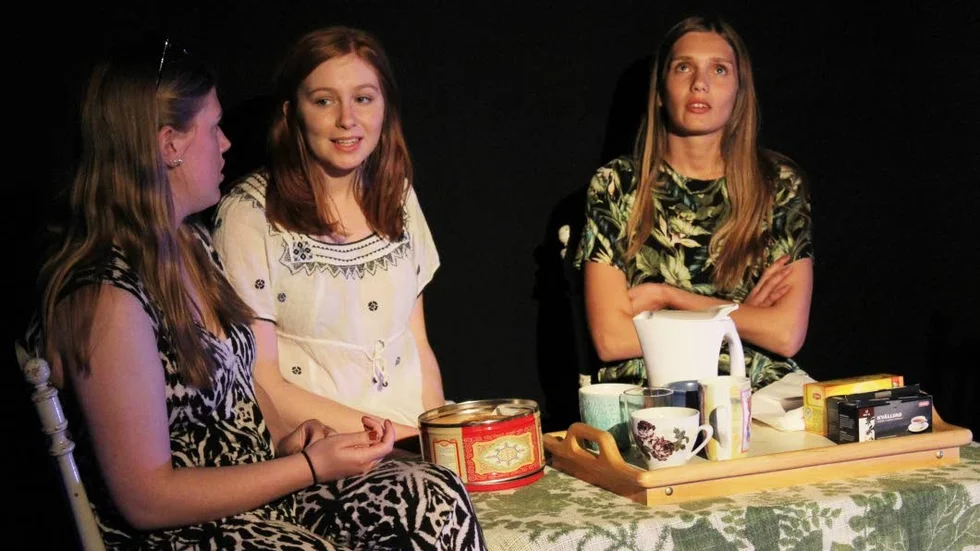 Småbråk. Stämningen är småtjurig, fast det på ytan är den perfekta helgen på Hasselö. Från vänster: Ida Hansevi, Lva Grönwall och Mathilda Rosenmüller.