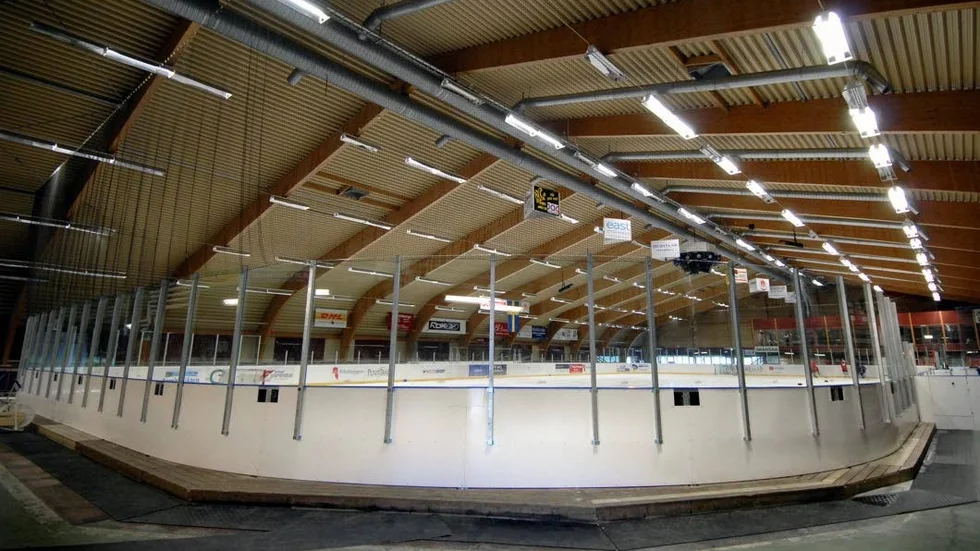 Sargproblem. Plexiglaset är redan på plats, men sargen från Finland har dröjt.