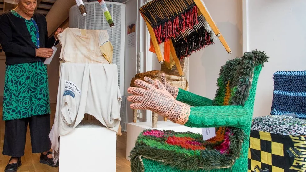 Texstol. Stolar som ändrat skepnad. Just nu på Västerviks konsthall. På bild Sofie Rudebeck invid sin och Barbro Hultgren Fredrikssons stol "Draperad kompost". I förgrunden står "Tul i pankram" av Ann Catrine Stalebrant.