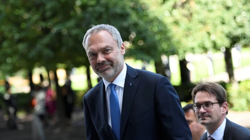 Inställd resa. Jan Björklund (L) får vänta med att åka tåg. Först ska han votera i riksdagen.