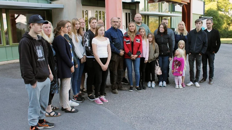 Möte. Föräldrar och elever har reagerat. Bussarna på landsbygden är indragna och långt ifrån alla erbjuds skolskjuts.