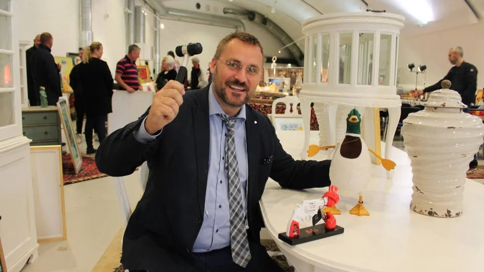 Auktionsutropare Johan Melefors svingade klubban i Vadstena i helgen.