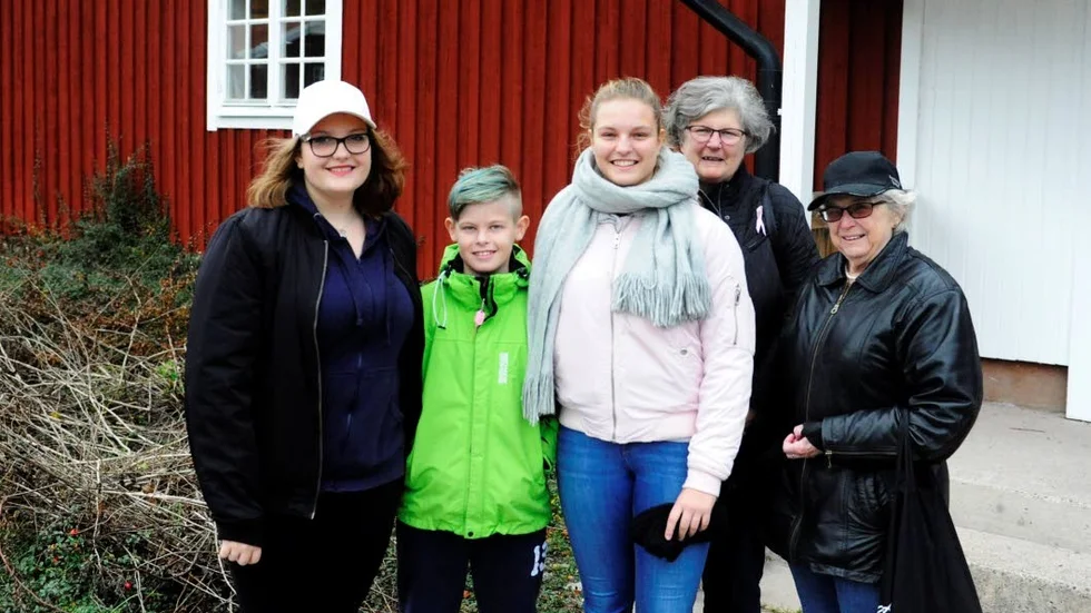 Nyfikna. Djursjukvårdseleven Martina Asklöf får besök av kusinen Lucas Kammeby och syster Mathilda Asklöf samt mormor Birgitta Kammeby och farmor Annika Asklöf under öppet hus.