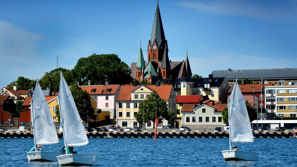 Deltar. 14 barn deltar i seglarskolan utanför Notholmen.