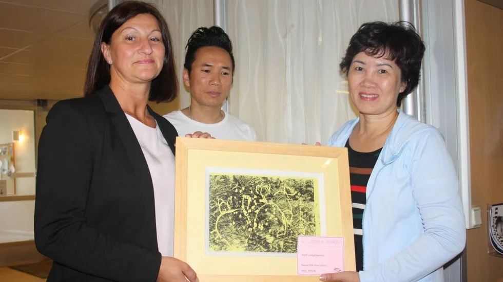 Camilla Egberth får en gåva från Pham Thi Kim Nga.
