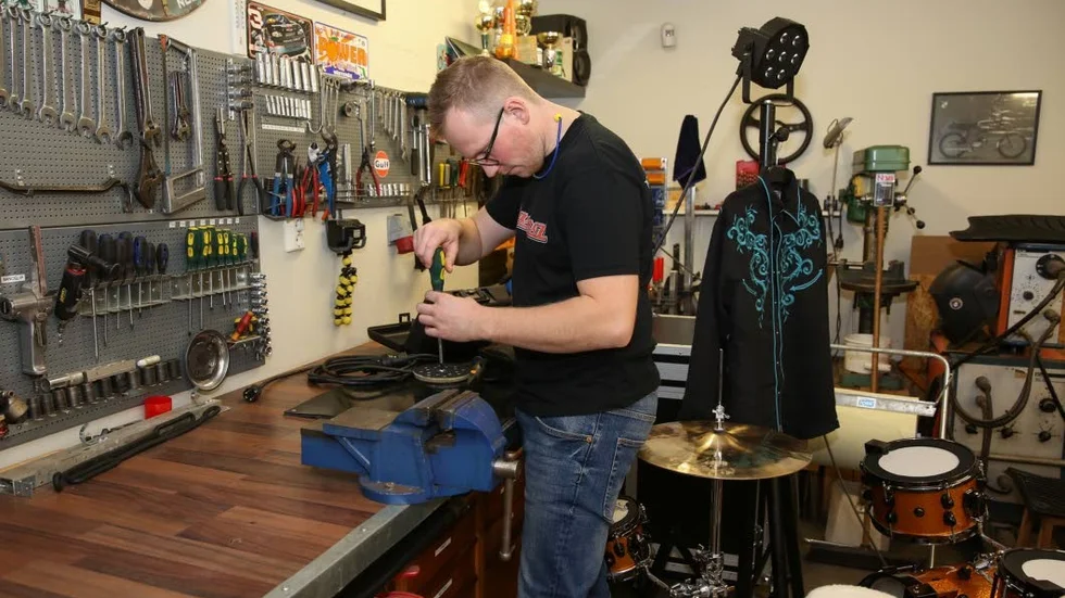 Martino Borén ägnar fritiden åt musik och bilvård. Bilden är från garaget han hyr