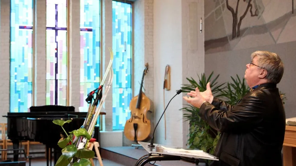 Pastor Lars "Myggan" Kallfors predikade om vikten av gemenskap i Åtvidabergs Frikyrkoförsamling.