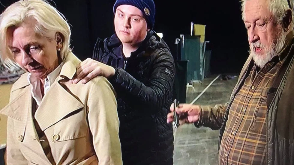 Andreas Karlsson agerar i Leif GW Perssons rekonstruktion av det olösta dubbelmordet. Det blev så många tagningar att han rentav sträckte ena axeln...