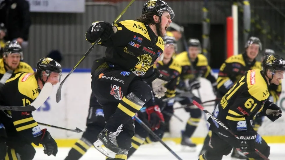 Vild glädje! Måns Carlsson har precis avgjort och skickat Vimmerby Hockey vidare i playoff.