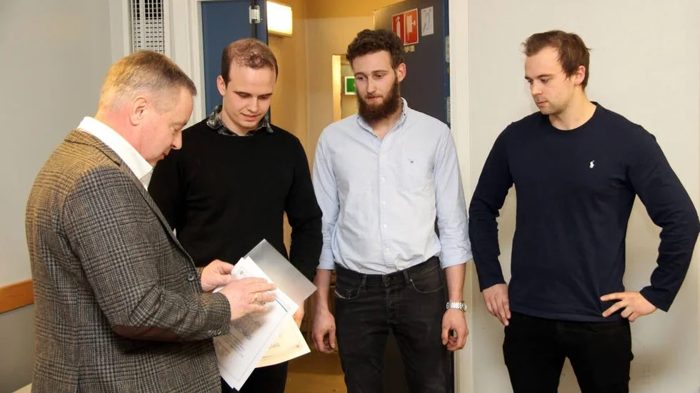 Björn Hoflund läser upp motiveringen för Erik Axelsson, Johan Svensson och Henrik Wesik..