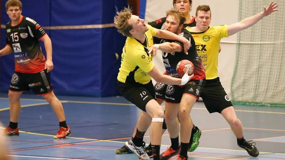 Robin Löfstedt har problem med en axel – och matchades sparsamt mot Drott.