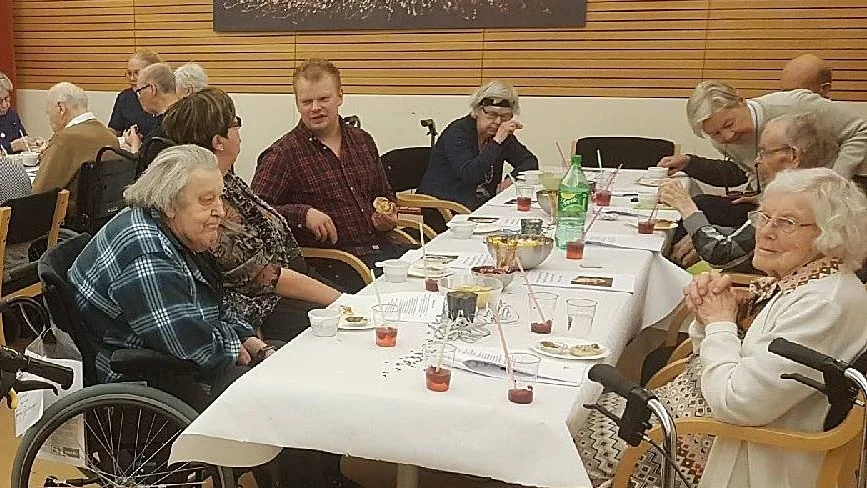 Trivsamt kring borden. Ett 25-tal pensionärer deltog, när deras vardag gjordes lite extra festlig.