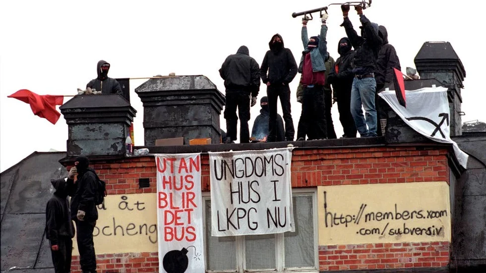 19 mars 2000 och 30 maskerade ungdomar ockuperar gamla Westmanska BB och kräver ett ”ungdomens hus” istället för bostäder. Det våldsamma dramat slutar med att polisen stormar huset och griper alla ockupanter. Alla utom en döms för bland annat våldsamt upplopp, tre av dem till fängelse