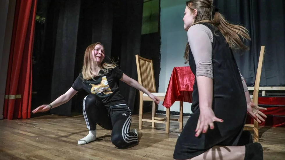 I Teaterns Hus finslipar Hilda Andersson och Anna Knuthammar en intensiv scen  inför premiären nästa vecka på musikalen Carrie.