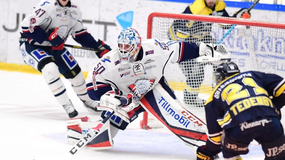 Jönköping  20190314
Linköpings målvakt Jonas Gustavsson och HV71:s Mattias Tedenby under torsdagens ishockeymatch i SHL mellan HV71 och Linköping HC i Kinnarps Arena. 
Foto: Mikael Fritzon / TT / kod 62360