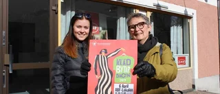 En rutig kjol mot en blommig blus?