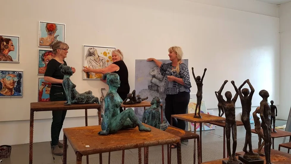 Jane Kruuse af Verchou, Siv Printzell och Pernilla Stenberg fixar utställningen.