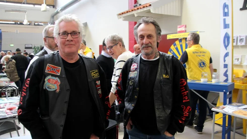 Benny och Roland från Onkel Sams hamnade på ett bord in i hörnet i år på mässan. Tur för dem så var deras vimpel säkert fyra meter hög.
