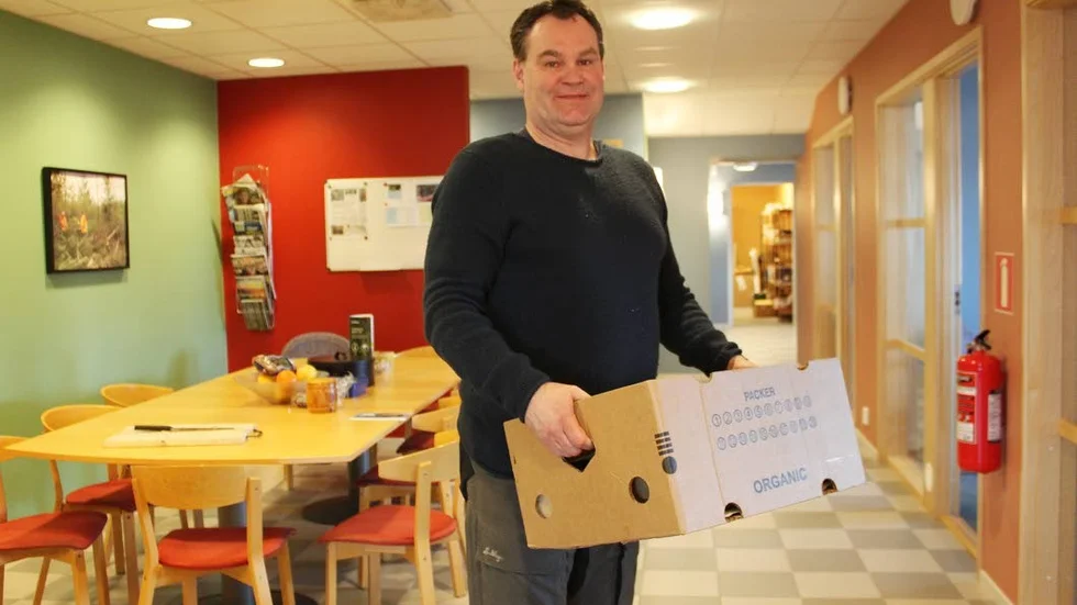 Johan Johnsson på väg in i Södras nya Vimmerbykontor med ännu en flyttkartong.