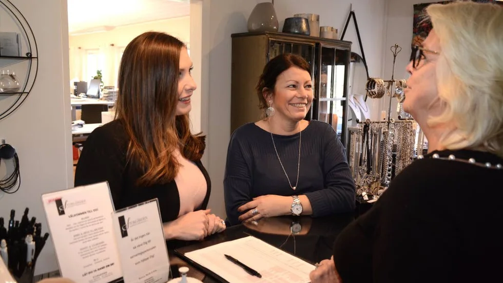 Receptionisterna Sara B. Åhman och Lotta Borell är några av de totalt tolv medarbetarna vid Storgården.