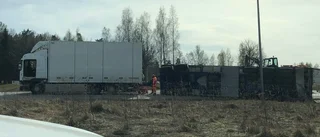 Däck exploderade – släpen välte