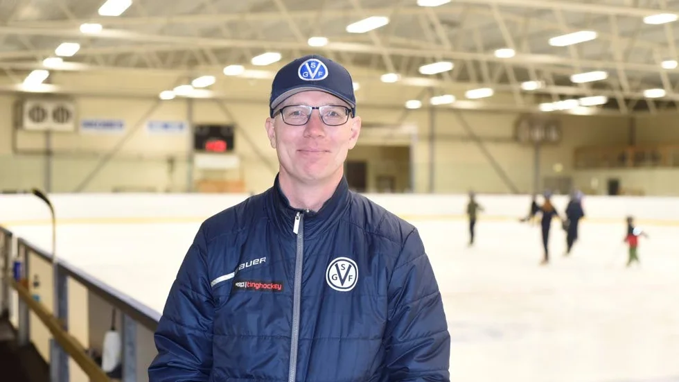 Ishallen i Virserum har fått ny belysning och Fredrik Lönngren som är kassör i hockeysektione i VSGF är nöjd med resultatet.
