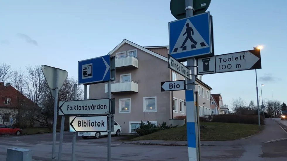 I Rimforsa skyltar man ordentligt till alla nödvändiga inrättningar, inklusive biografen. Foto: Fredrik Kylberg