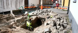 100-årigt rör sprang läck i innerstan – gata stängdes av 