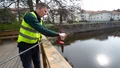 VIDEO: Här tar Kristofer det sista vattenprovet 