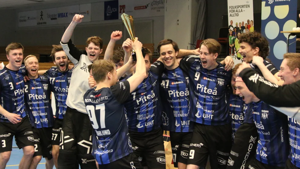 Glada miner i Öjebyns IBF när lagkaptenen Kevin Öhlund höjer guldpokalen i DM 2025.