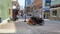 Det saknas parkbänkar på baksidan av Smedjan
